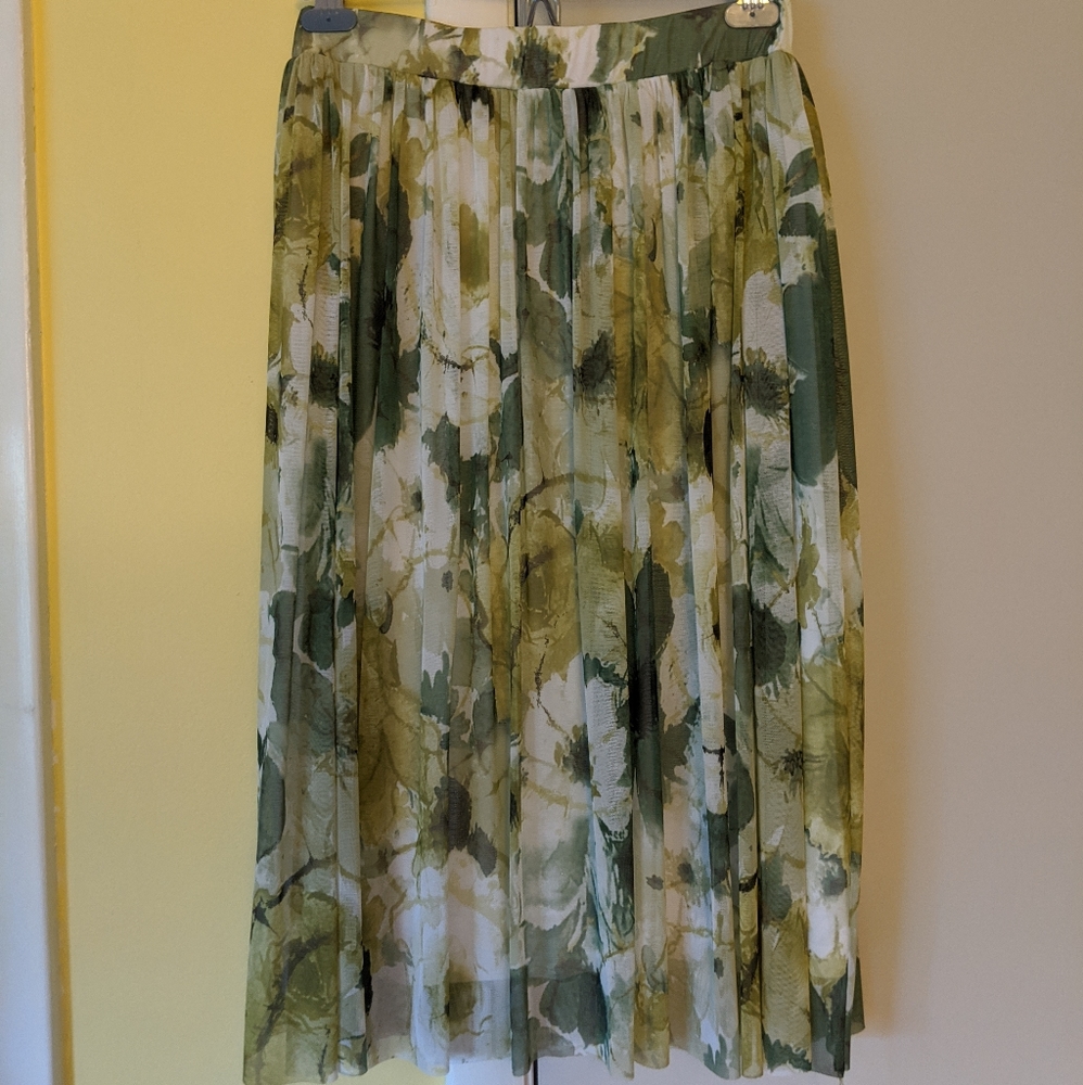 XS green and white floral skirt